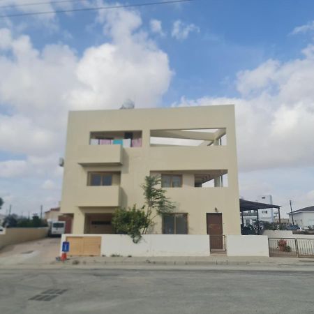 Apartmán Top Floor 1 Bdrm Aprtrmnt Dromolaxia Exteriér fotografie