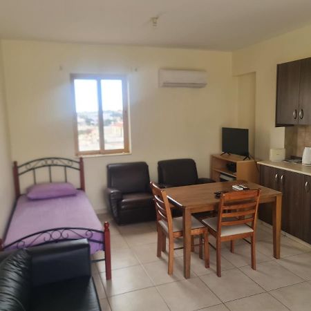 Apartmán Top Floor 1 Bdrm Aprtrmnt Dromolaxia Exteriér fotografie